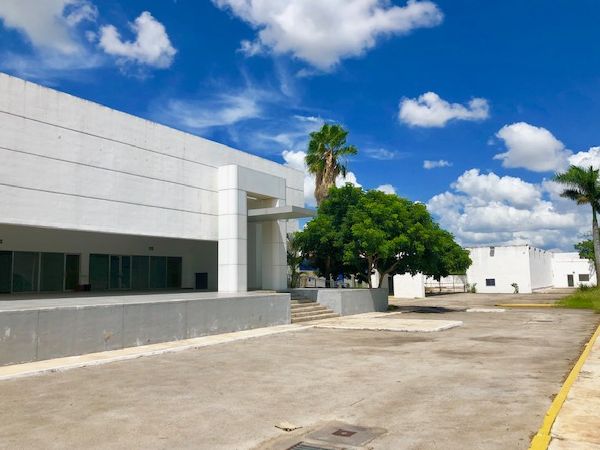 Edificio comercial frente al Aeropuerto de MÃ©rida