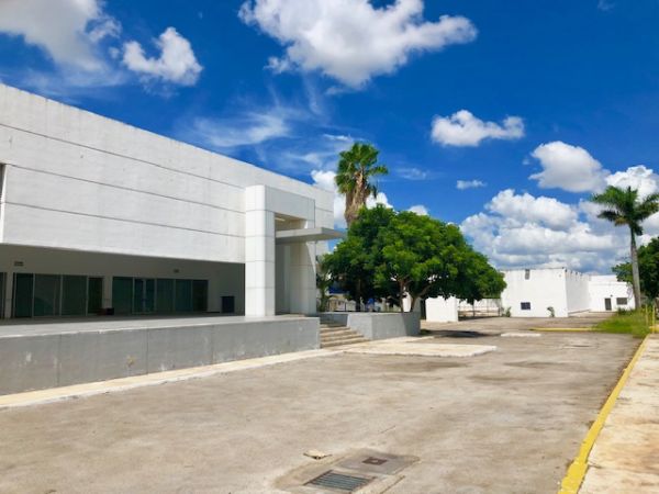  Commercial building in front of the airport of merida visitor parking 